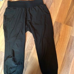 Reitmans Hyba cropped track pants